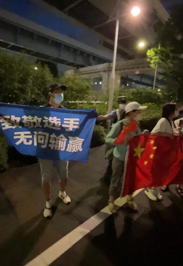 在里约率女排打哭现场1万人（东京奥运会催泪一幕！中国女排姑娘哭成泪人送别郎平，现场响起这首歌曲……）