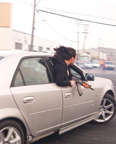 民风“淳朴”！美国旧金山一女子从超速豪车中探出身，手中端着把AK47