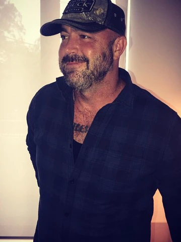 开设“奴隶班”，自称性爱大师，男子建立性虐邪恶组织，数十名女性受害