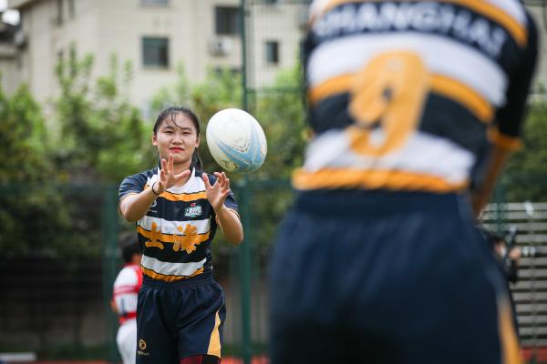 橄榄球运动员训练(汗水浸泡防晒霜：上海女子橄榄球队的夏训影像……)