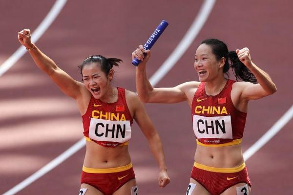 飞驰的一道中国红！4×100米接力中国男女队今晚决赛见