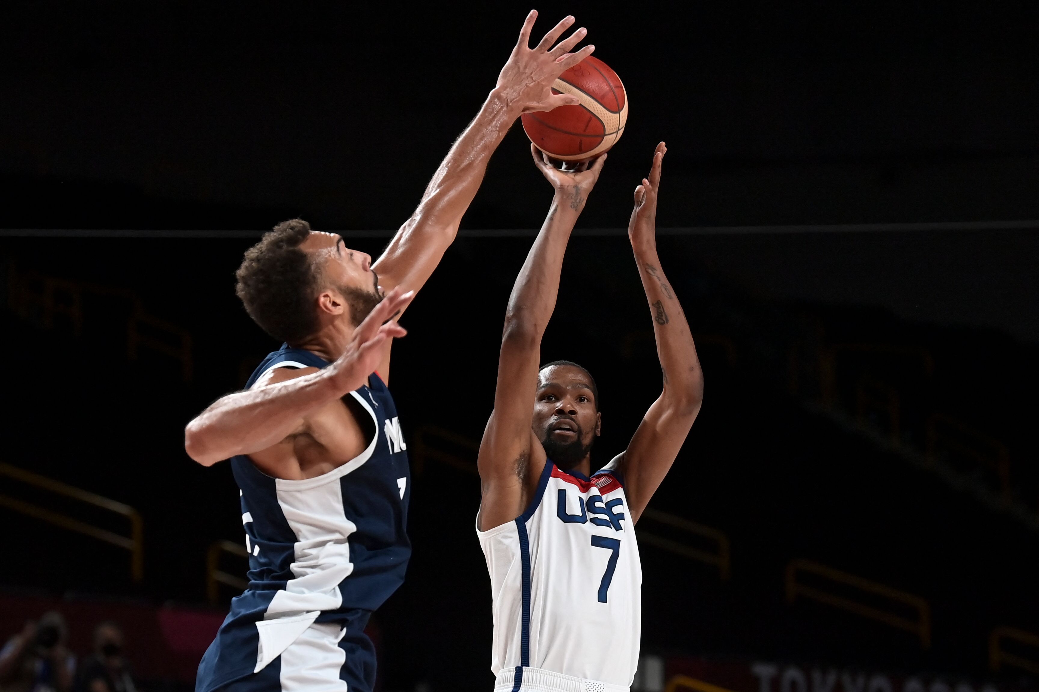 美国男篮vs法国男篮数据（杜兰特29分！美国男篮击败法国，卫冕奥运男篮金牌）-趣拿体育