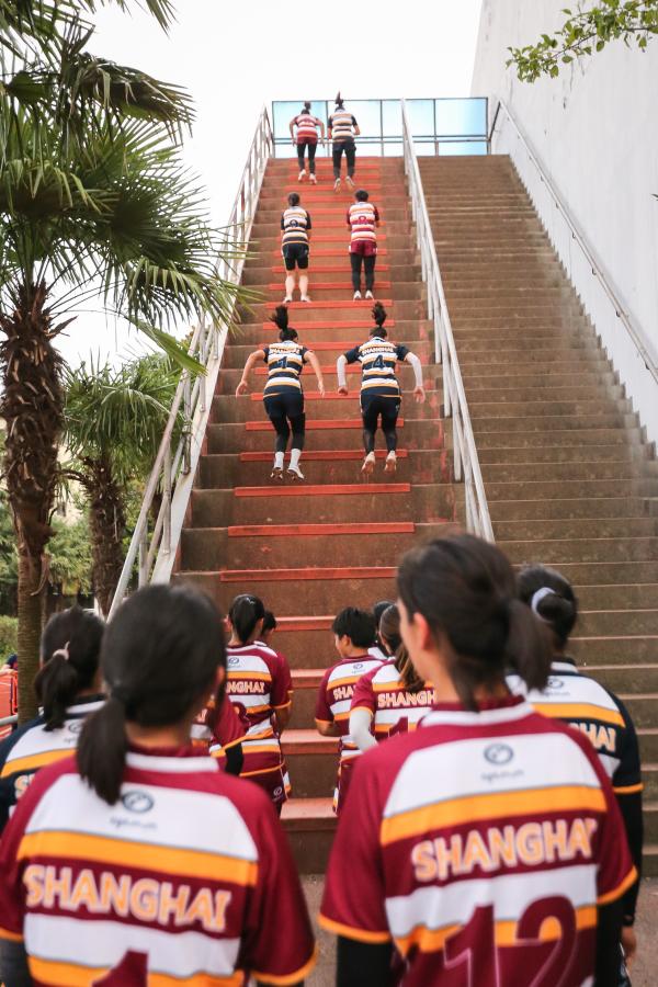 橄榄球运动员训练(汗水浸泡防晒霜：上海女子橄榄球队的夏训影像……)