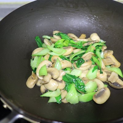 蘑菇炒油菜的家常做法大全家常（6步教你做蘑菇炒油菜）