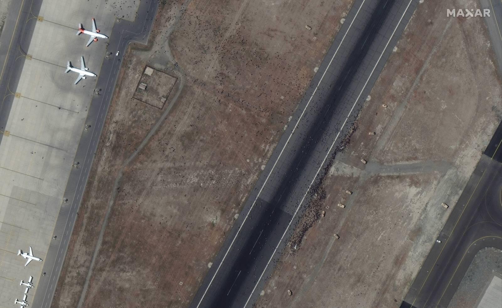 哈米德卡尔扎伊国际机场(卫星图曝光喀布尔机场混乱场面：停机坪和跑道上密密麻麻都是黑点)