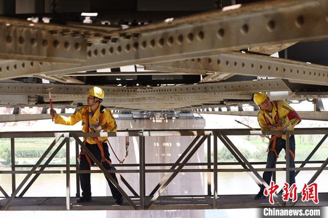 “桥隧医生”如“蜘蛛人”攀爬在黄河大桥上为铁路听诊