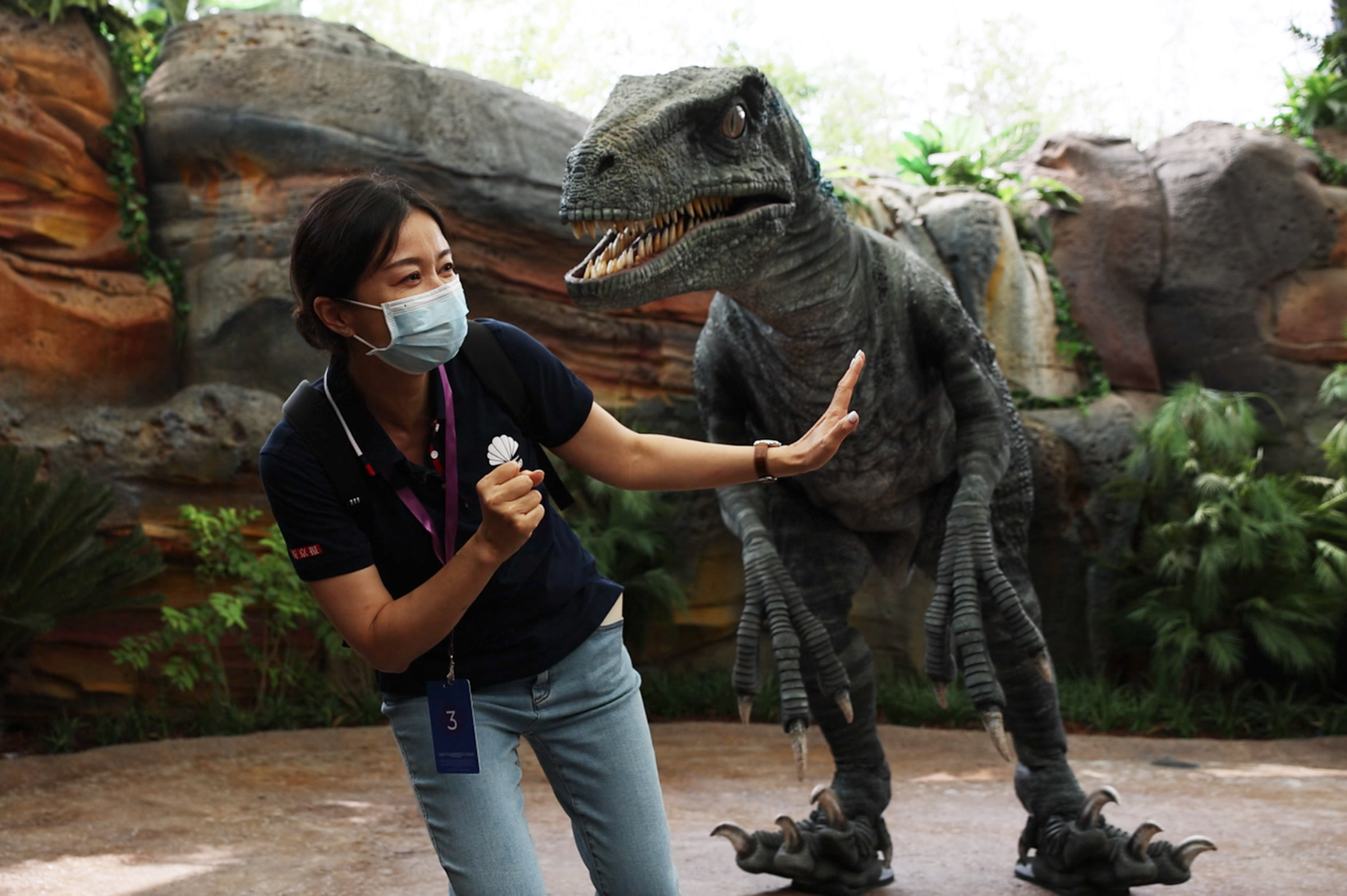 视频｜实地探访北京环球影城主题公园，记者被“恐龙”吓跑了
