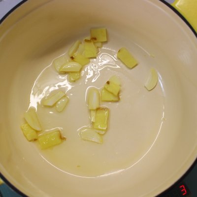 菌菇鸡汤的做法（9个步骤自制美味的菌菇鸡汤）