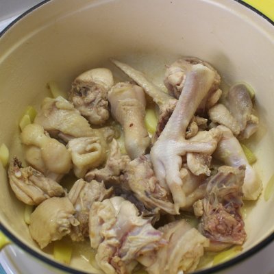 菌菇鸡汤的做法（9个步骤自制美味的菌菇鸡汤）
