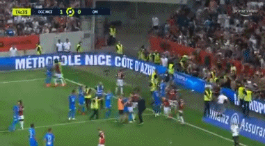 足球球队腰斩了怎么回事（球员球迷对打，近百人混战！这场法甲被腰斩，当年差点废掉C罗之人成导火索）