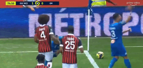 足球比赛为什么判腰斩（场外扔水瓶，法甲球员与球迷爆发冲突，比赛被迫腰斩）