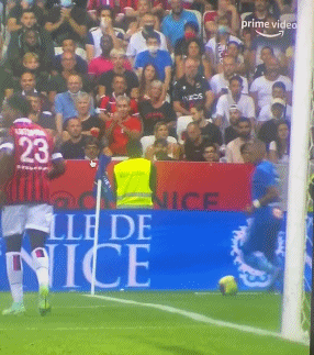 足球比赛为什么判腰斩（场外扔水瓶，法甲球员与球迷爆发冲突，比赛被迫腰斩）-华海博客