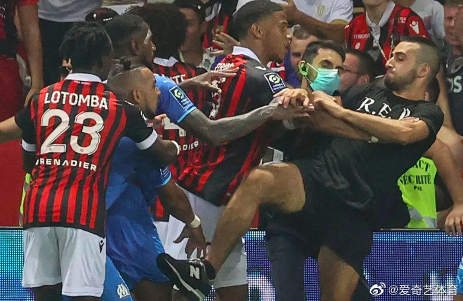 足球球队腰斩了怎么回事（球员球迷对打，近百人混战！这场法甲被腰斩，当年差点废掉C罗之人成导火索）
