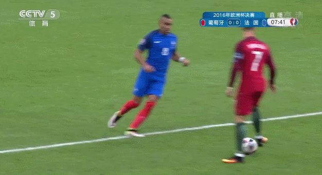 足球球队腰斩了怎么回事（球员球迷对打，近百人混战！这场法甲被腰斩，当年差点废掉C罗之人成导火索）