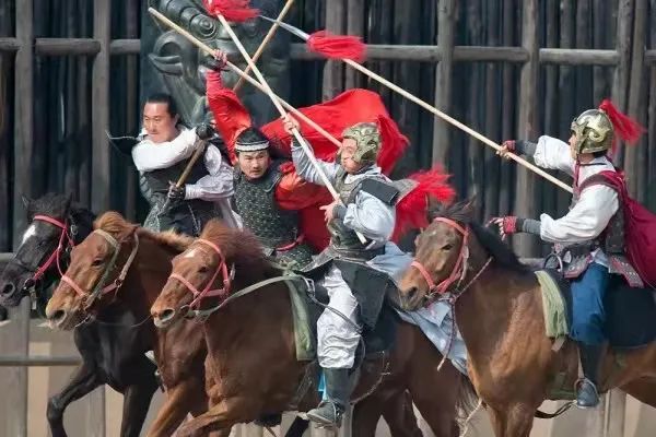 包含60多处景点和30多处历史遗迹,其中,演武场中的大型马战表演和天然