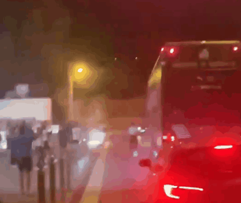 足球比赛为什么判腰斩（场外扔水瓶，法甲球员与球迷爆发冲突，比赛被迫腰斩）