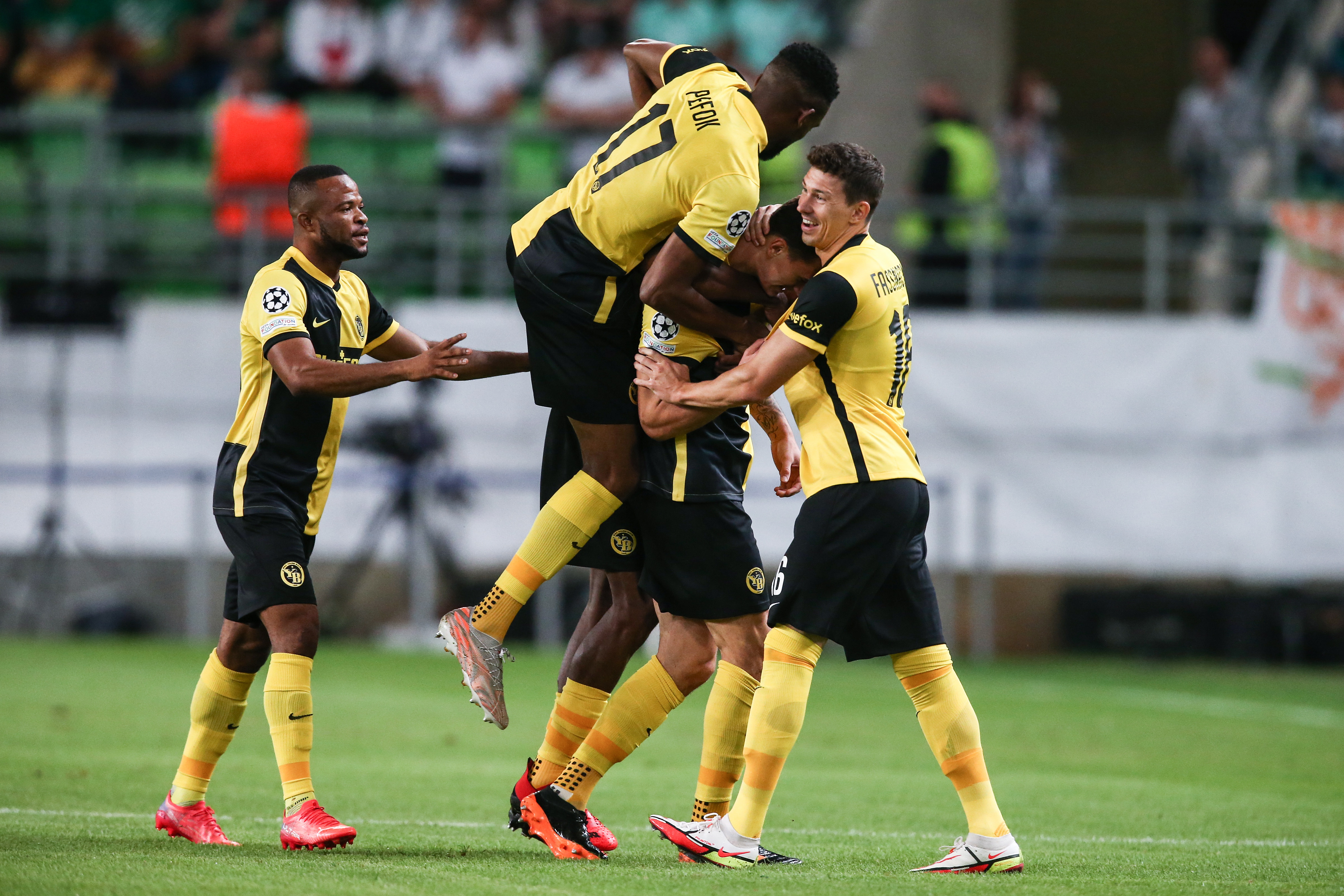 足球——欧冠联赛:伯尔尼年轻人晋级正赛