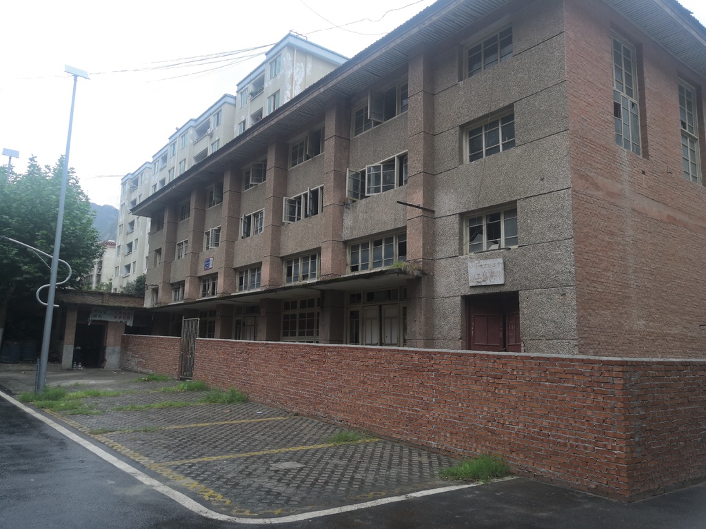 住建安全在行动?丨开学在即,康定这所职校的D级危房须尽快排危