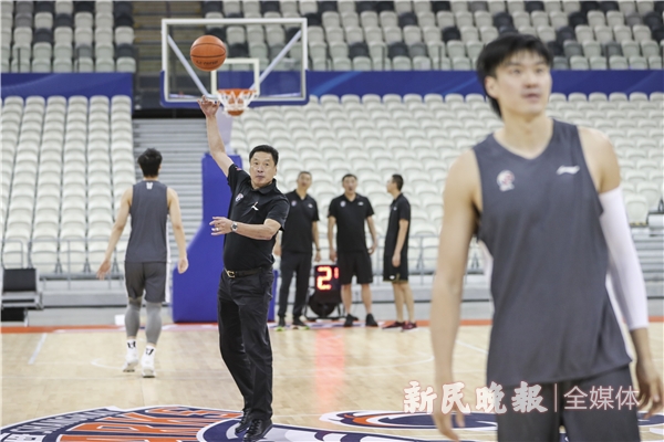 上海cba篮球馆在哪里(铭记场面｜新赛季再出发！上海男篮踩点新主场展望新征程)