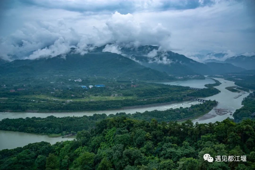 云雾起，山朦胧！都江堰雨雾笼罩下的绝美景色，太赞了～