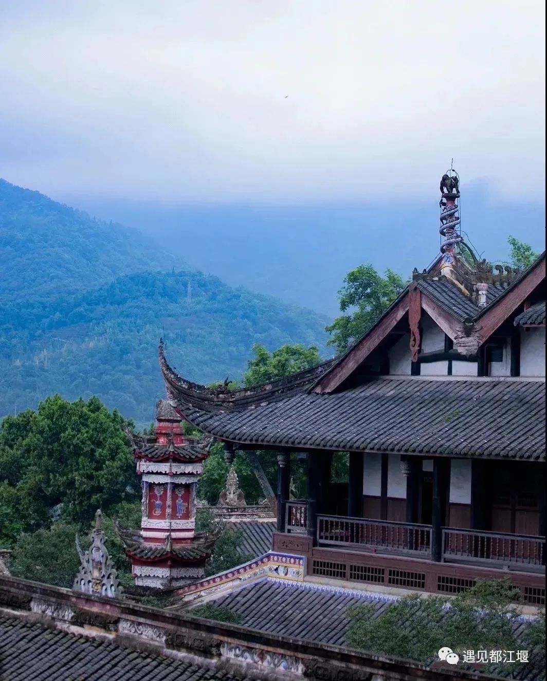 云雾起，山朦胧！都江堰雨雾笼罩下的绝美景色，太赞了～