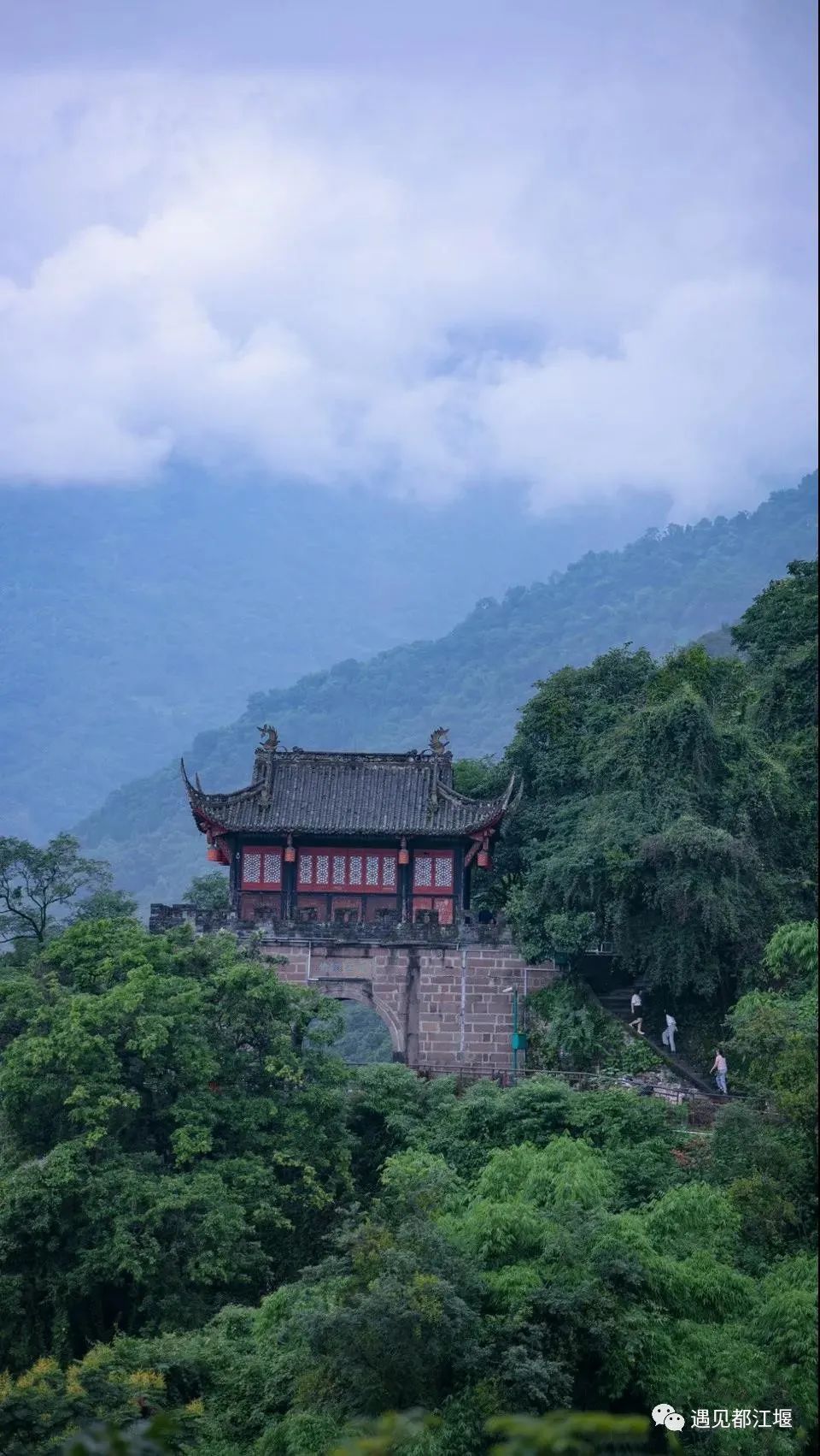 云雾起，山朦胧！都江堰雨雾笼罩下的绝美景色，太赞了～