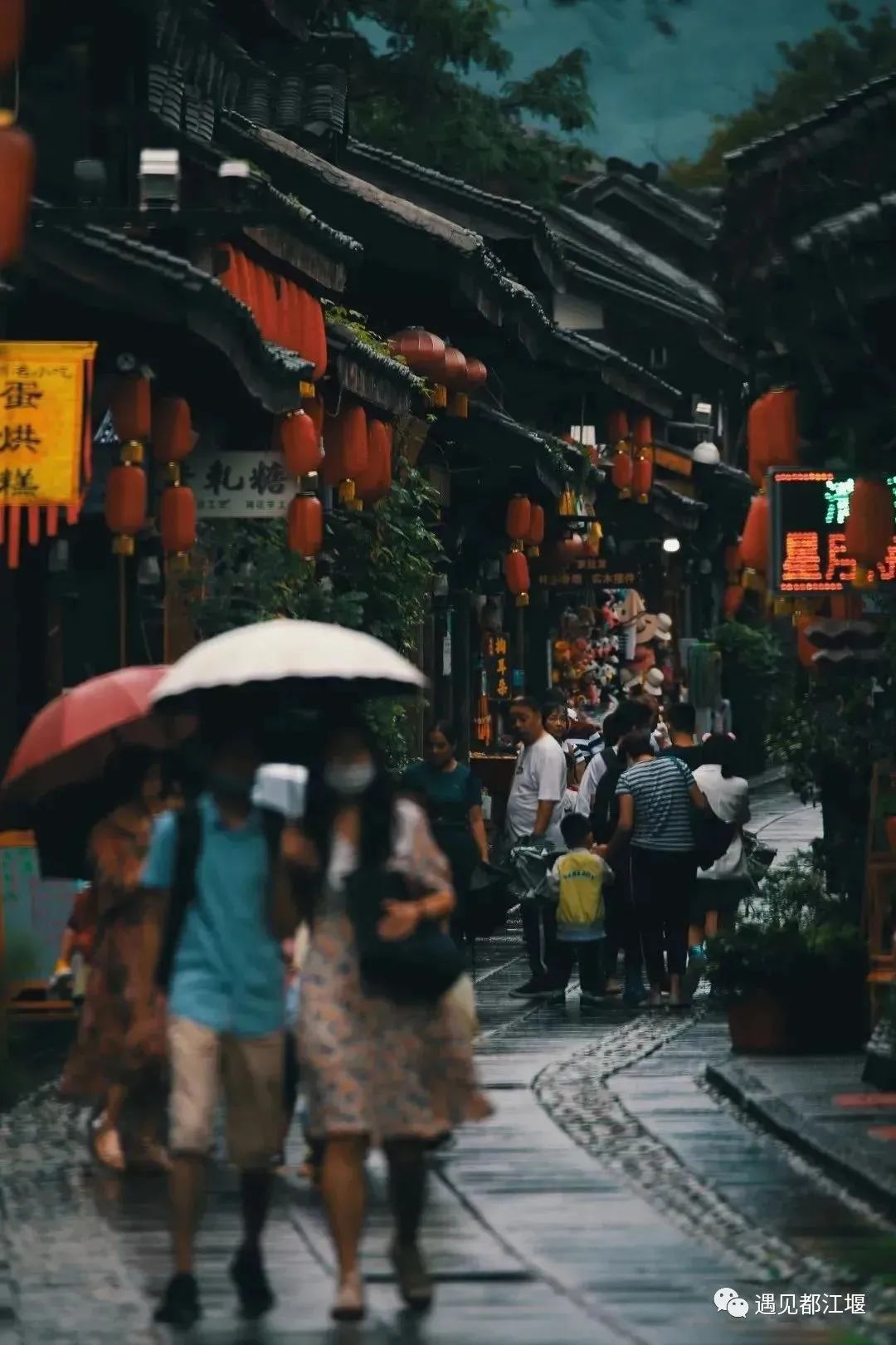 云雾起，山朦胧！都江堰雨雾笼罩下的绝美景色，太赞了～