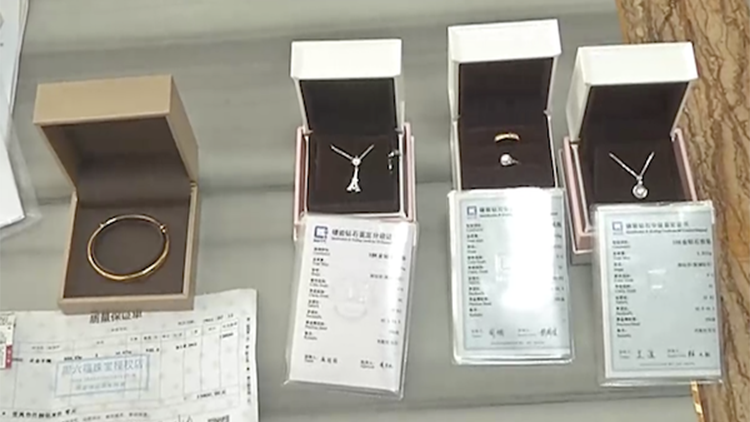 男子初见女网友就刷卡消费50余万 背后故事却格外心酸