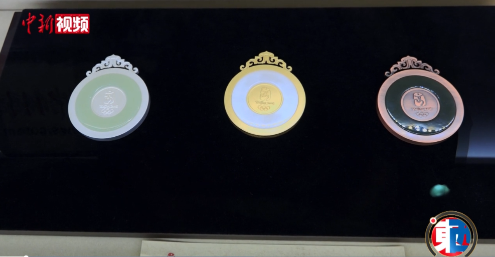 北京奥运会奖牌用什么玉（摔不碎、烧不坏，揭秘北京奥运会“金镶玉”奖牌设计细节……）