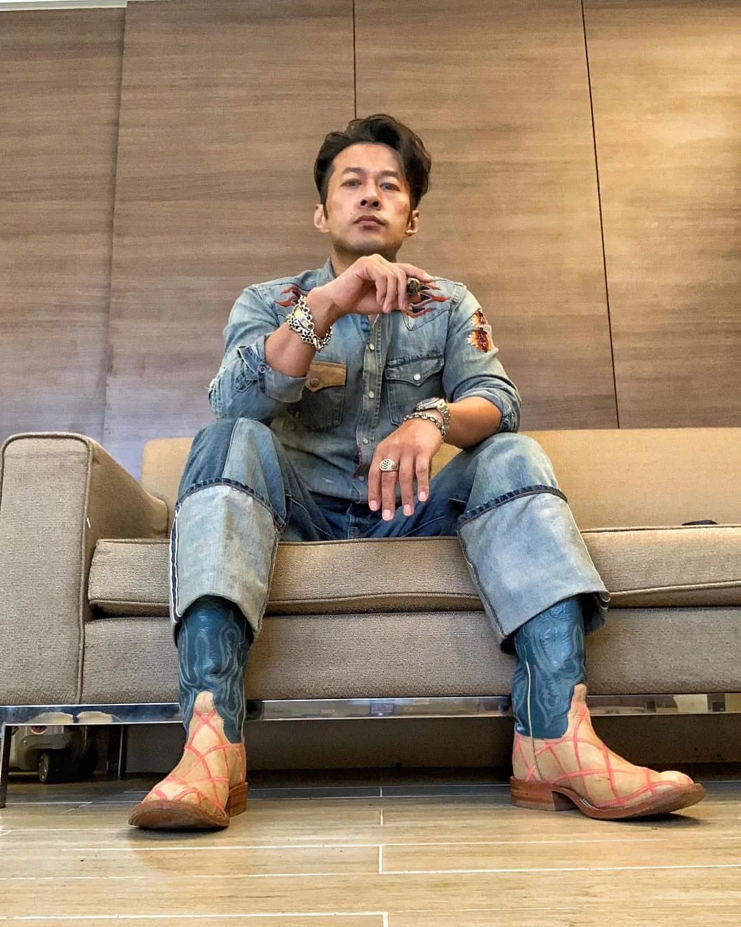 原来董区长这家伙把钱都"腐败"在了阿美咔叽上呀!