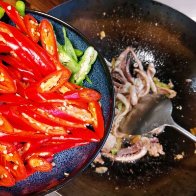 炒魷魚的做法,炒魷魚的做法視頻