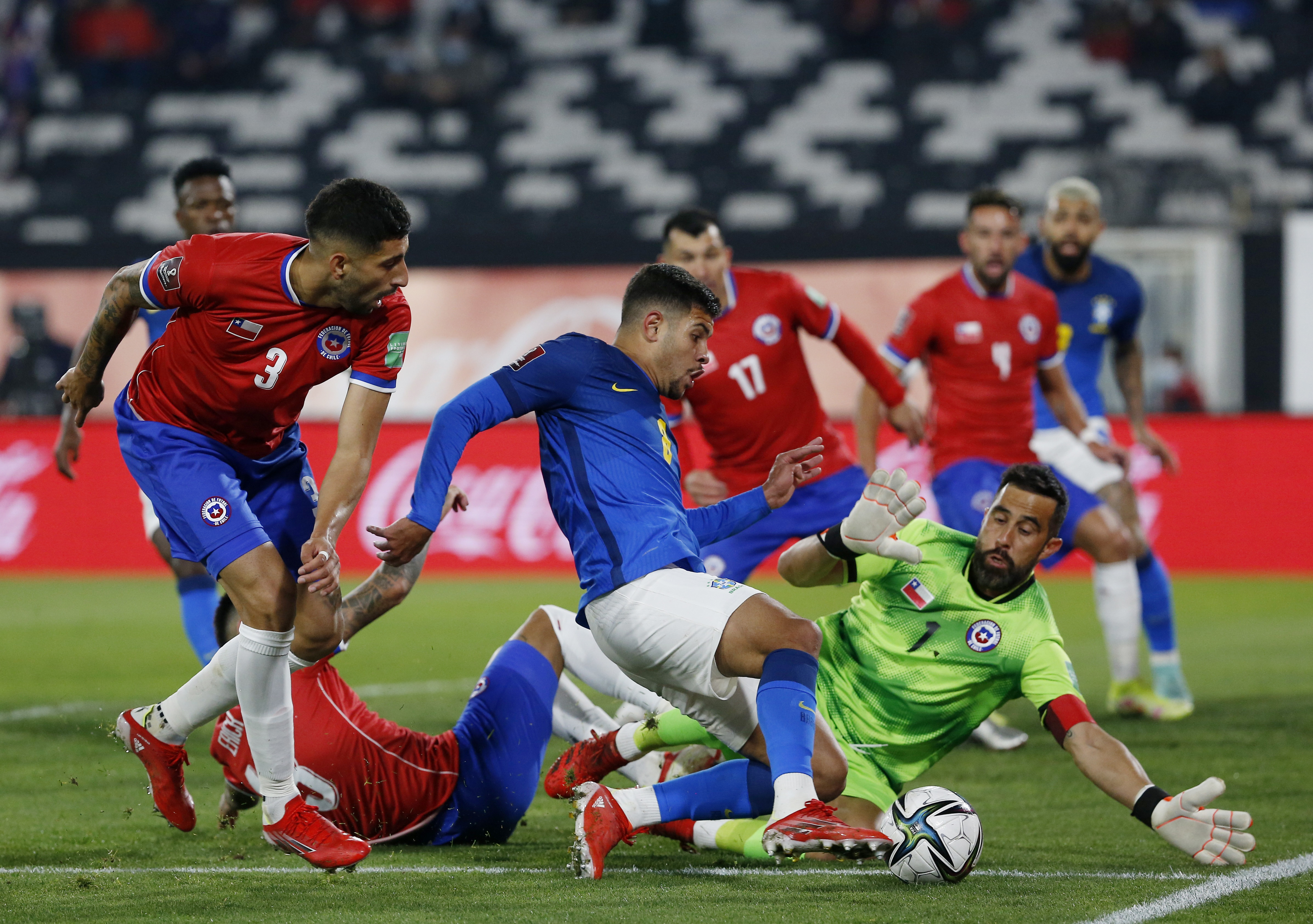 南美世预赛智利vs巴西（足球-世预赛：巴西胜智利）