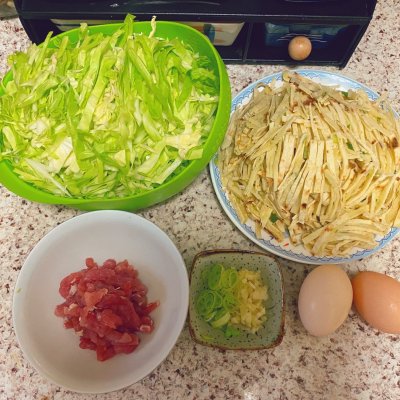 洋白菜炒饼,圆白菜炒饼丝的家常做法