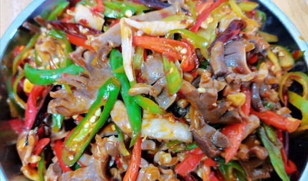 辣椒炒郡肝健康营养,不油不腻,一家人晚饭吃真舒服郡肝炒熟之后,放上