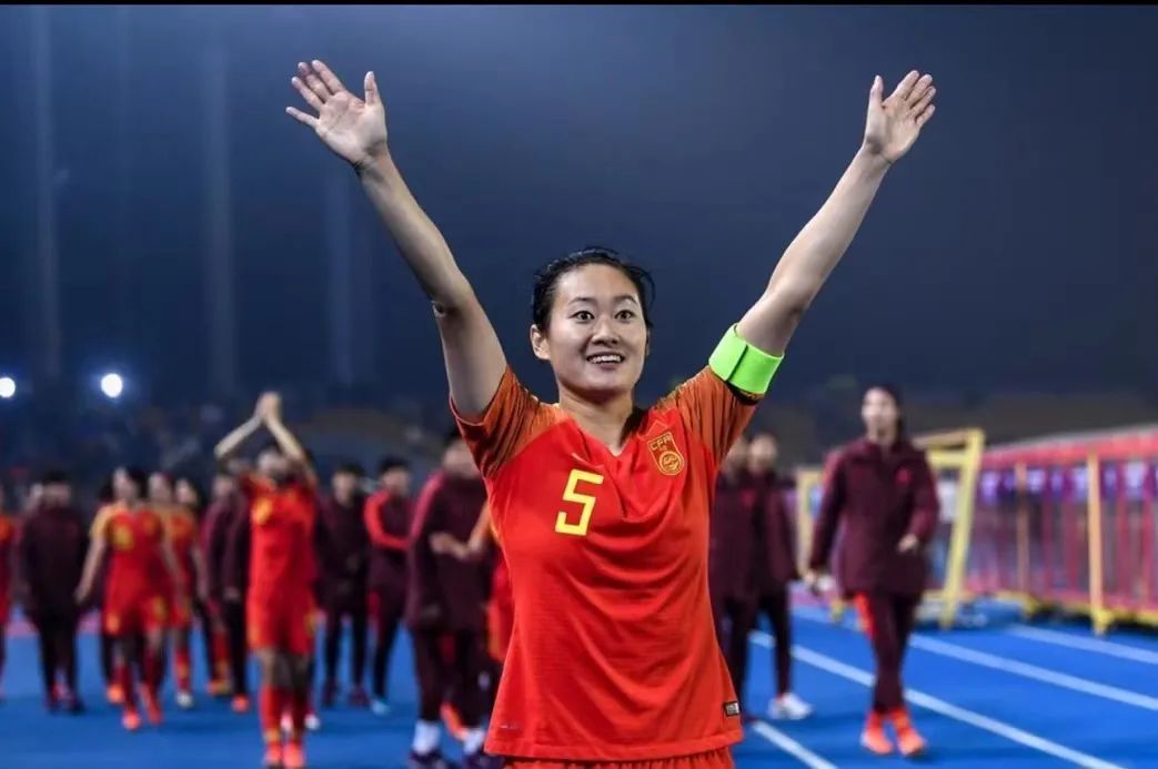 中国女足国家队队长吴海燕顺利出院