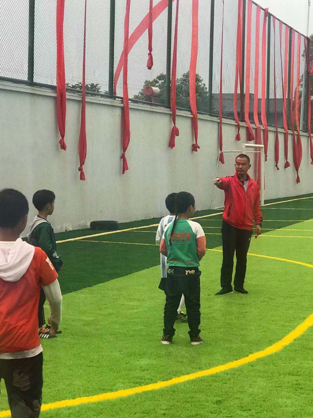 小学五人制足球用几号球（老师好｜绵阳留守儿童足球教练：盼孩子们“阳光大气有胸怀”）-华海博客
