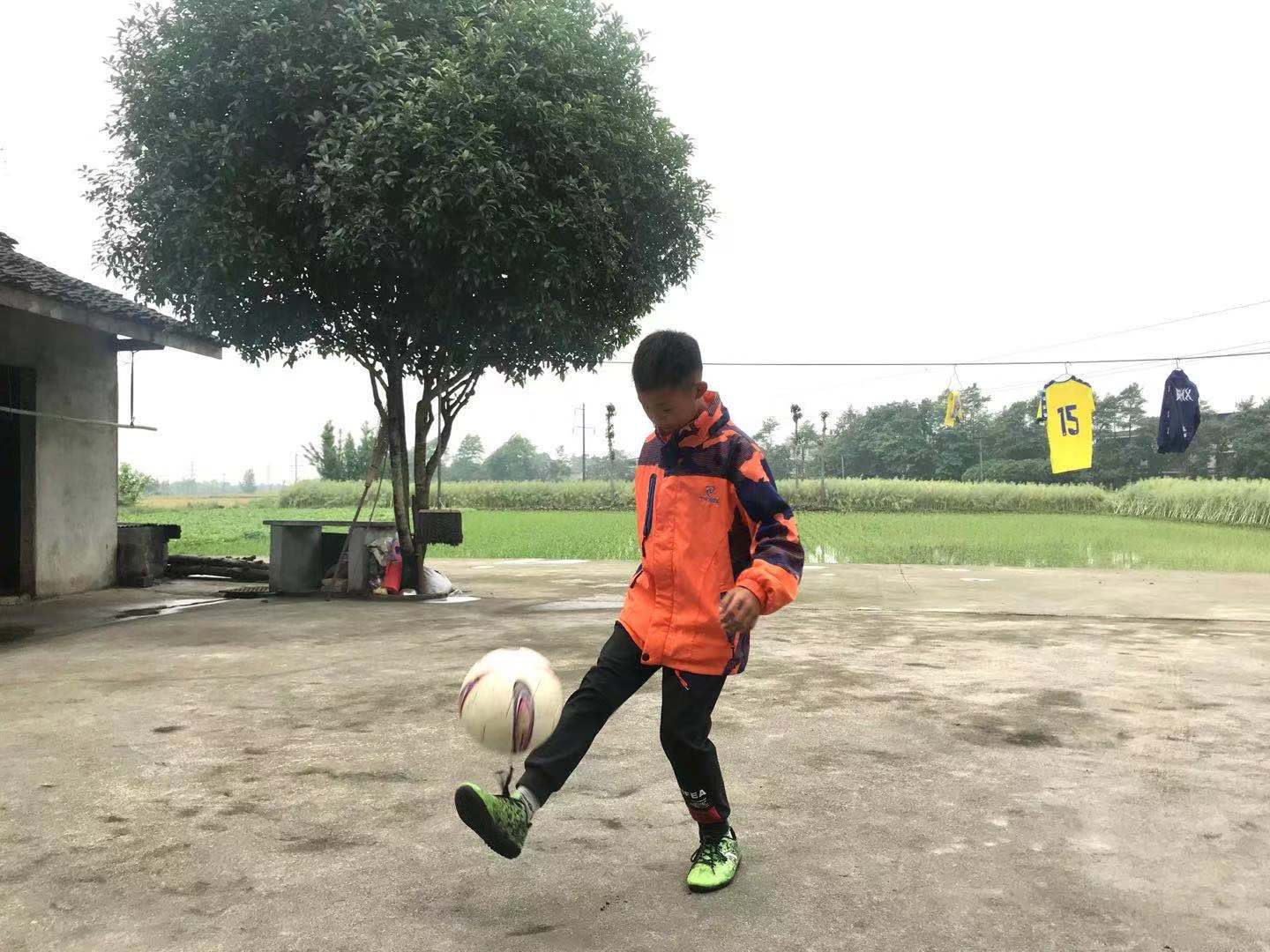 小学五人制足球用几号球（老师好｜绵阳留守儿童足球教练：盼孩子们“阳光大气有胸怀”）