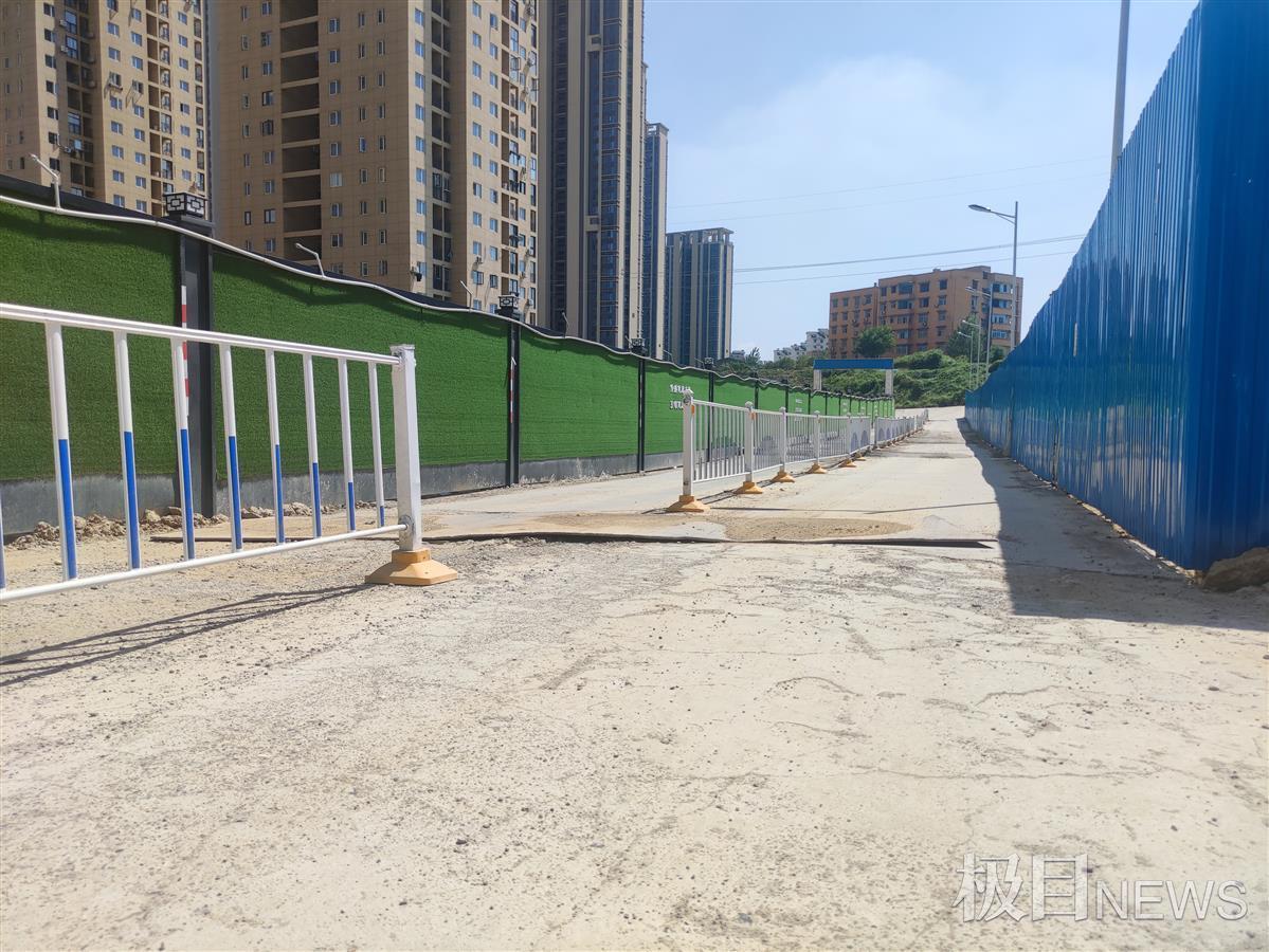 帮到底|路面铺铁板翘起尖尖角,这段“毁车路”让小区居民走得挺堵心