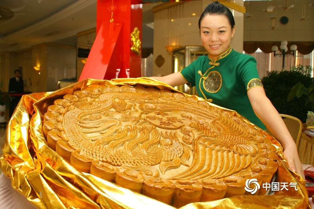 超大月饼图片(中秋月饼中的"巨无霸"有这么大)