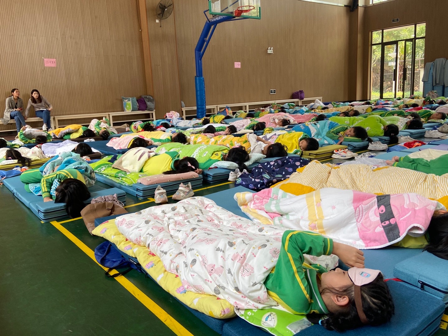 亚运城天誉小学怎么样(从趴着睡到平躺睡，广州番禺这所学校用心做好课后服务)