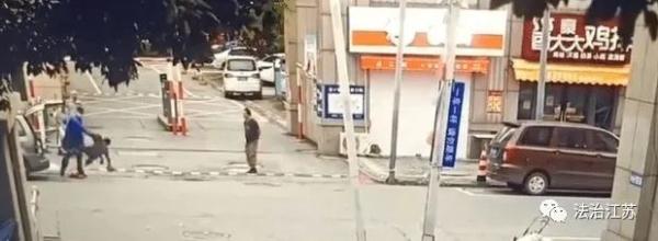 南通城管摔老人,南通城管摔老人处理结果