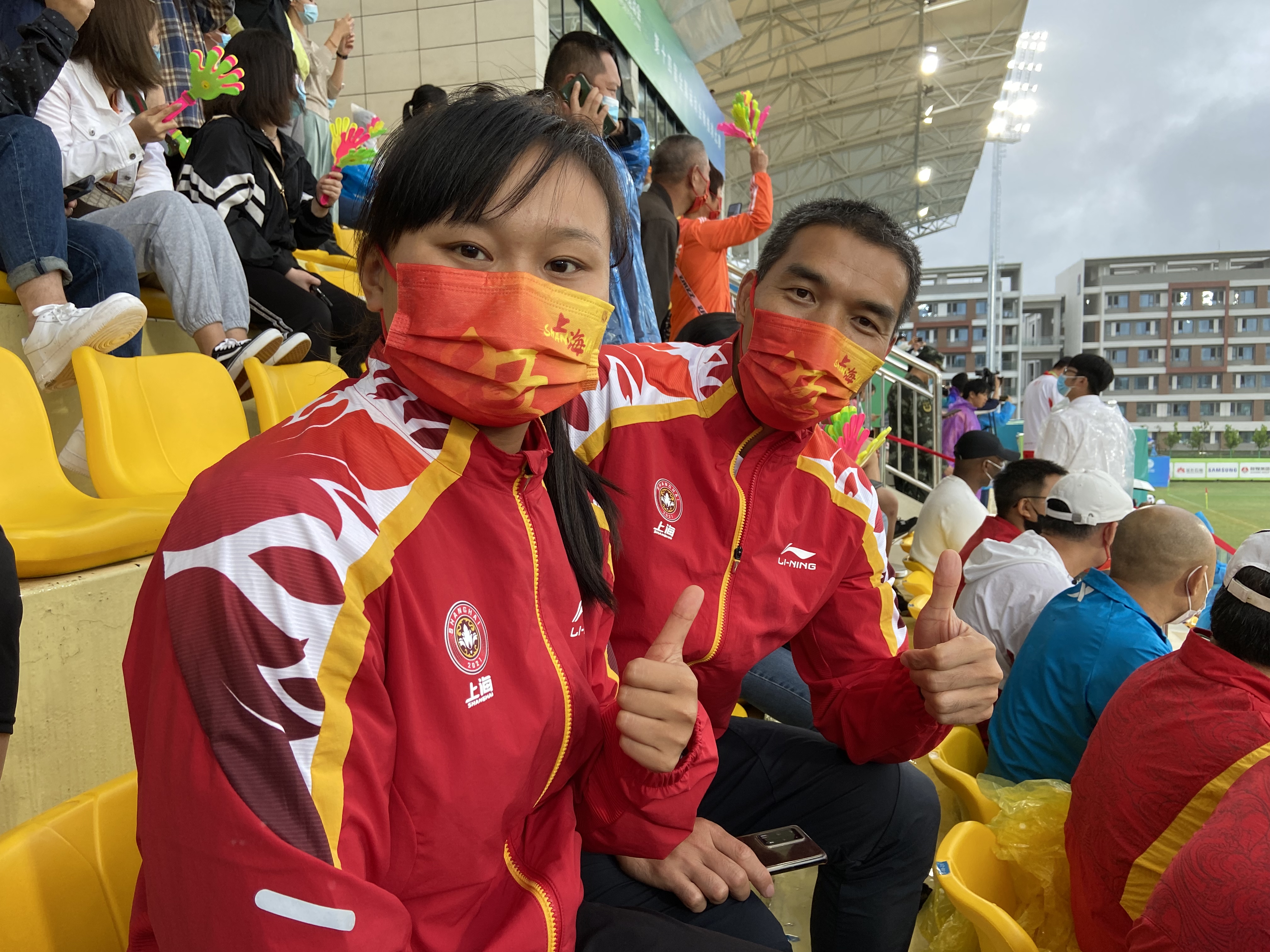 国内橄榄球运动员(既是国家队主力也是硕士生，两名上海运动员随联合队斩获全运会女子橄榄球冠军)