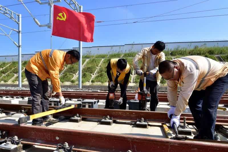 穿行在皖南山水间的铁路“绣花工”