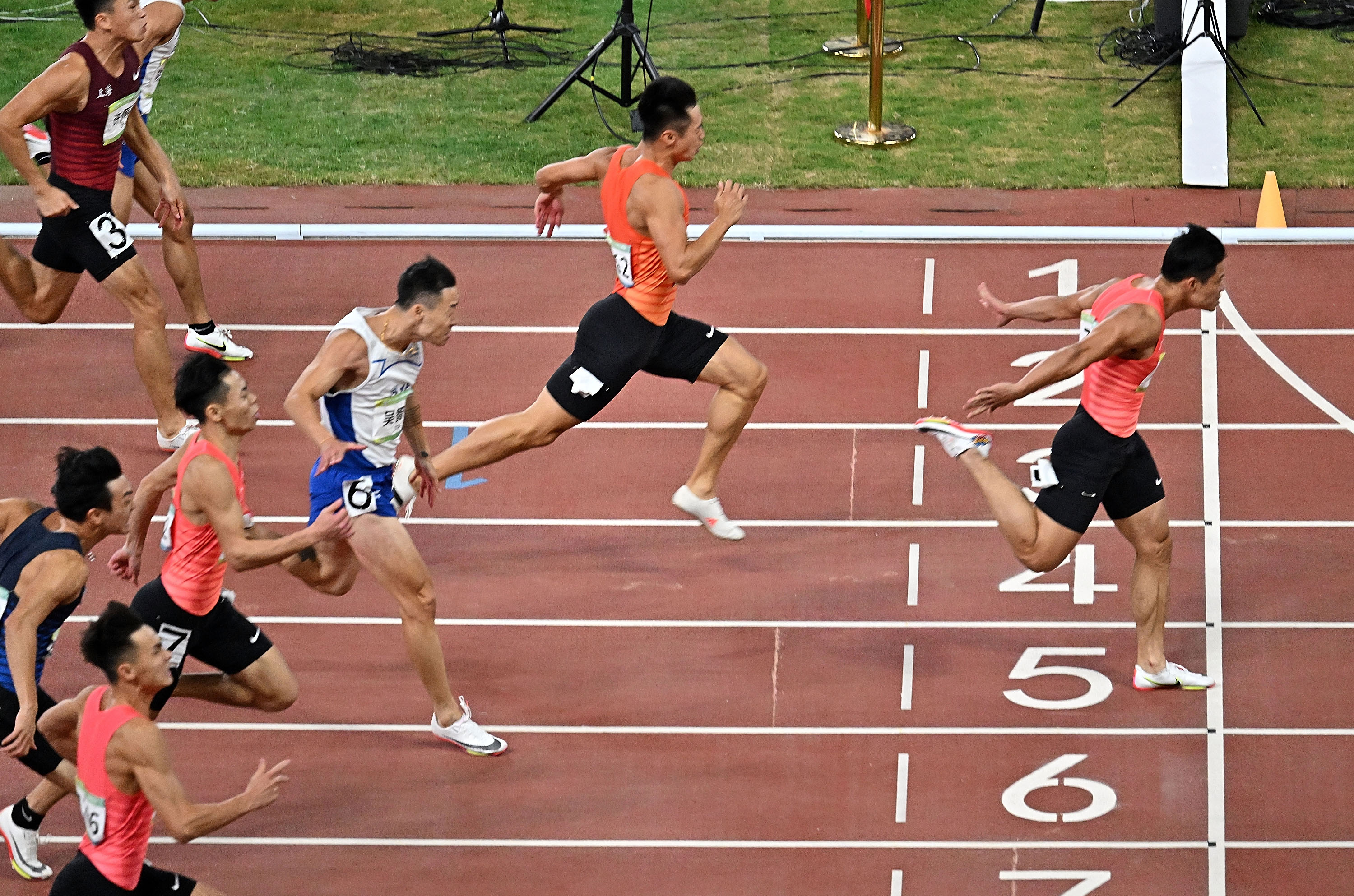 苏炳添9秒95夺得男子百米冠军)