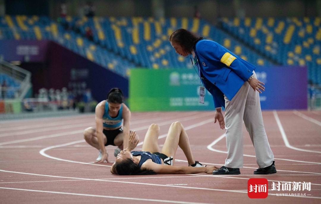 图片直击四川女飞人杨会珍拼搏时刻)