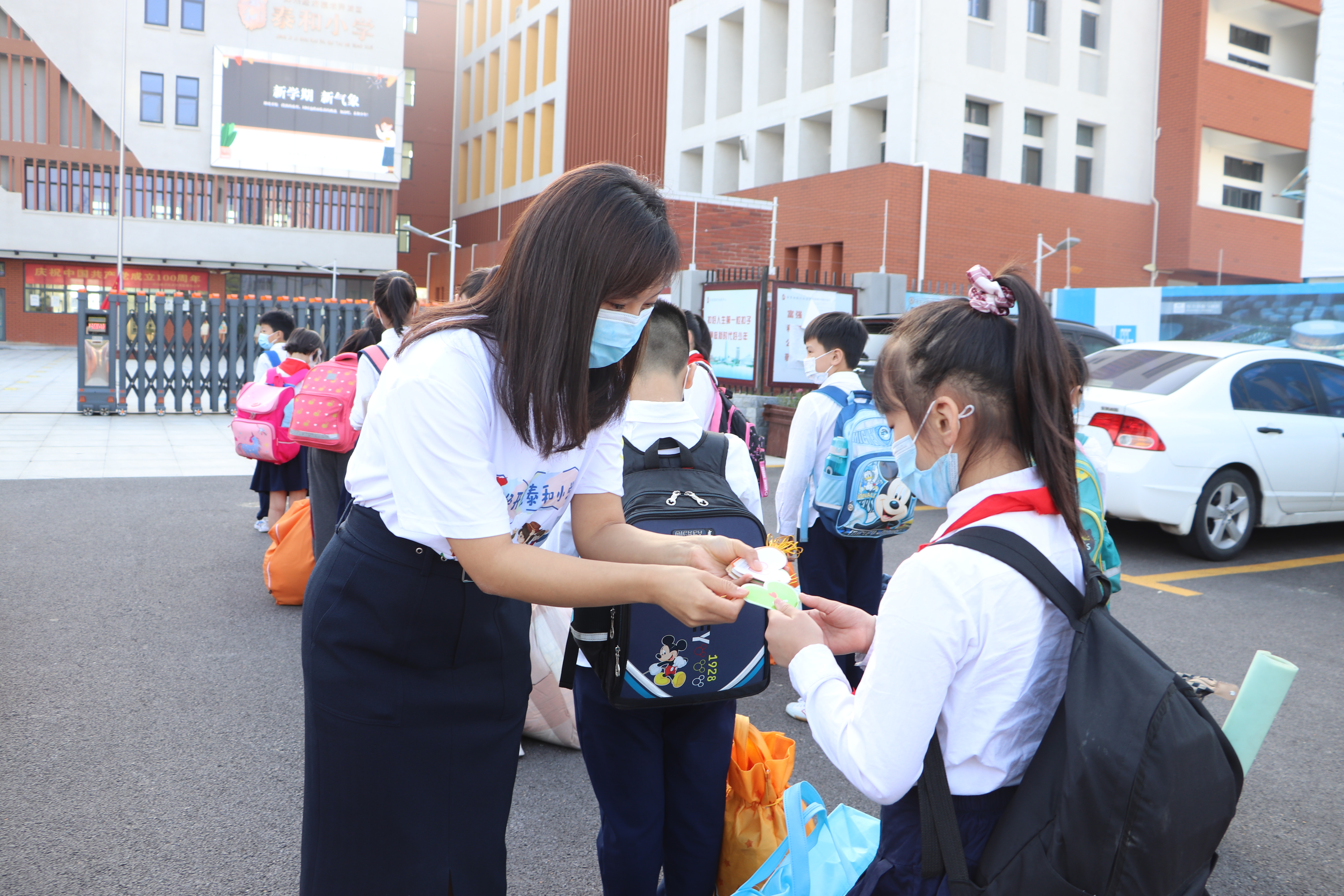 棒棒糖、走红毯、签名墙...小学复学首日，郑州经开区各学校“花式宠爱”返校学生