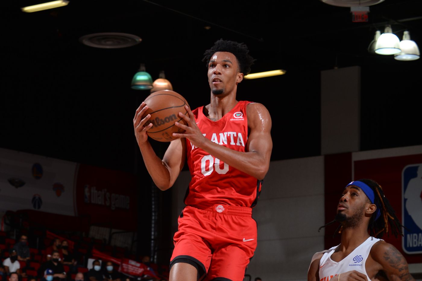 老鹰队球员名单虎扑（官宣：老鹰与贾利尔-奥卡福等四名球员签约）