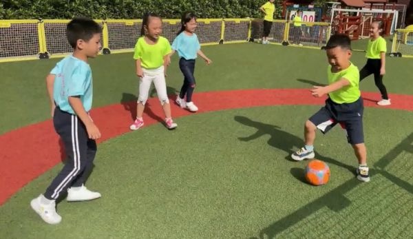 幼儿足球联赛分析(大班幼儿带领小班萌娃玩转足球，武汉学前教育“一园一特色”迈出新一步)