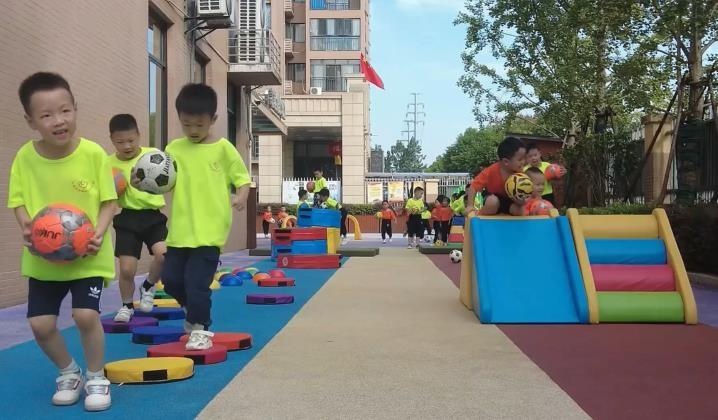 花样足球教案(大班幼儿带领小班萌娃玩转足球，武汉学前教育“一园一特色”迈出新一步)