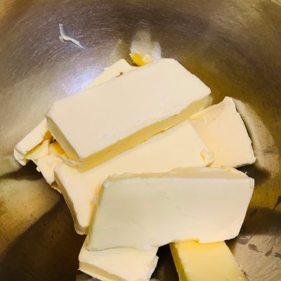 用纯牛奶自制淡奶油(用纯牛奶自制淡奶油不用吉利丁片不用黄油) - 风